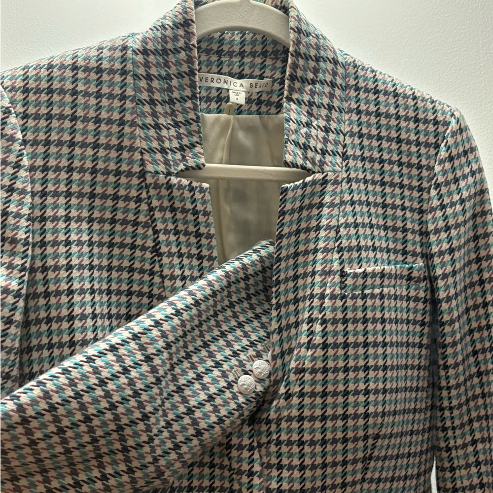 Veronica Beard spring 2022 2-pocket checkered blazer. Size 4. Slim Fit Back Slit